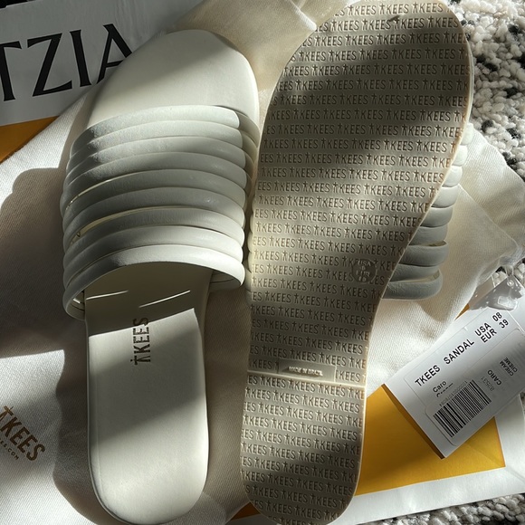 white leather sandals - Picture 2 of 4